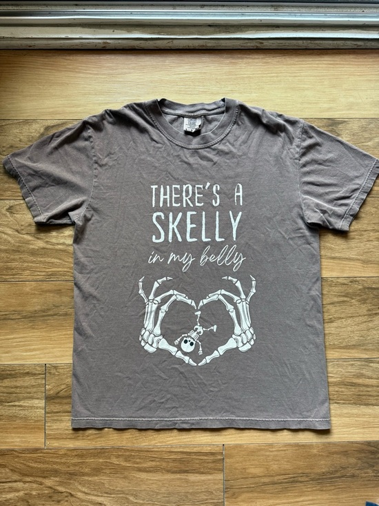 Comfort Colors Tops - Comfort Colors “There’s a Skelly in My Belly” T-Shirt Large Halloween Maternity